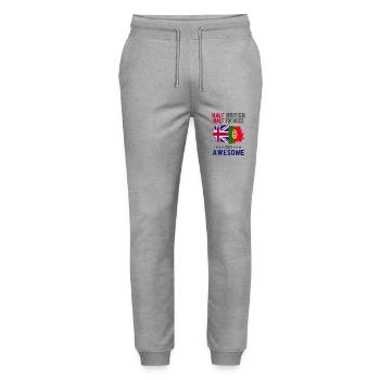 Halb Brite Halb Portugiese - Stanley/Stella Unisex Bio Jogginghose Mover  - Grau meliert - Vorne - Marisol (170cm) & Nik (191cm)