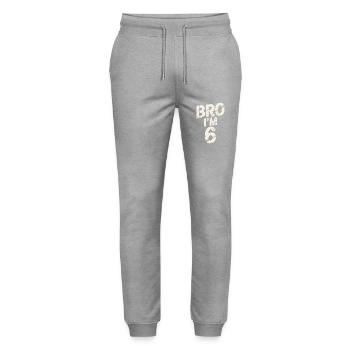 Frère, j’ai 6 ans – Design d’anniversaire cool - Pantalon de jogging bio MOVER Stanley/Stella unisexe - gris chiné - Devant - Marisol (170cm) & Nik (191cm)