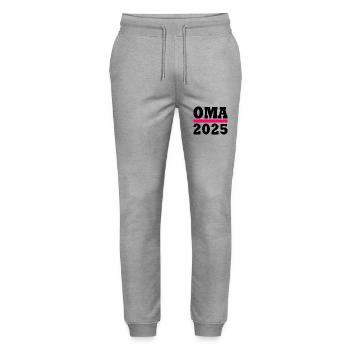 Oma 2025 - Stanley/Stella Unisex Bio Jogginghose Mover  - Grau meliert - Vorne - Marisol (170cm) & Nik (191cm)