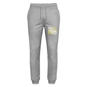 Formentera 2024 Gold - Stanley/Stella Unisex Bio Jogginghose Mover  - Grau meliert - Vorne - Marisol (170cm) & Nik (191cm)