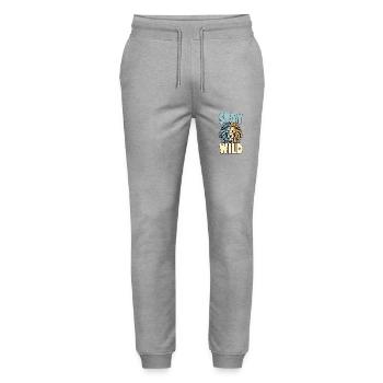 Löwe / Stay wild / Tier / Sternezeichen / Dominaz - Stanley/Stella Unisex Bio Jogginghose Mover  - Grau meliert - Vorne - Marisol (170cm) & Nik (191cm)
