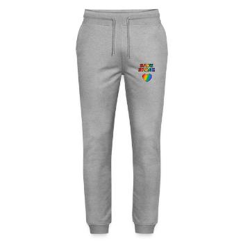 LGBT Safe Space Regenbogenherz - Stanley/Stella Unisex Bio Jogginghose Mover  - Grau meliert - Vorne - Marisol (170cm) & Nik (191cm)