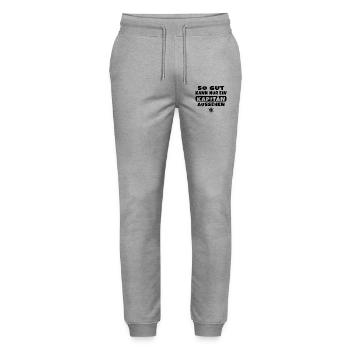 So gut kann nur ein Kapitän aussehen - Stanley/Stella Unisex Bio Jogginghose Mover  - Grau meliert - Vorne - Marisol (170cm) & Nik (191cm)