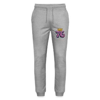 76 Zahl Krone - Stanley/Stella Unisex Bio Jogginghose Mover  - Grau meliert - Vorne - Marisol (170cm) & Nik (191cm)