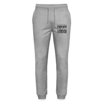 Nicht perfekt, aber ich bin ein Liefermädchen - Stanley/Stella Unisex Bio Jogginghose Mover  - Grau meliert - Vorne - Marisol (170cm) & Nik (191cm)