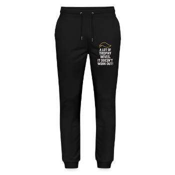 Viele Trophäenfrauen, es klappt nicht - Stanley/Stella Unisex Bio Jogginghose Mover  - Schwarz - Vorne - Marisol (170cm) & Nik (191cm)