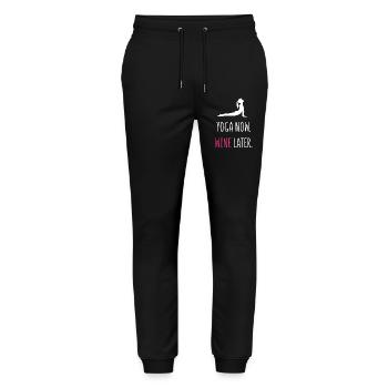 Yoga Now Wine Later - Stanley/Stella Unisex Bio Jogginghose Mover  - Schwarz - Vorne - Marisol (170cm) & Nik (191cm)