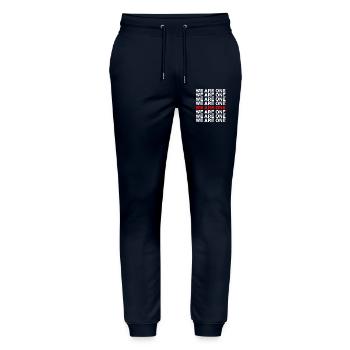 Nous ne faisons qu’un – Motif de faute de frappe audacieuse - Pantalon de jogging bio MOVER Stanley/Stella unisexe - marine - Devant - Marisol (170cm) & Nik (191cm)