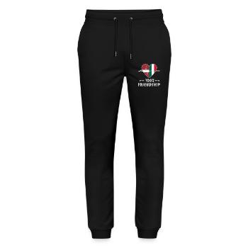 Lettland und Italien 100% Freundschaft - Stanley/Stella Unisex Bio Jogginghose Mover  - Schwarz - Vorne - Marisol (170cm) & Nik (191cm)