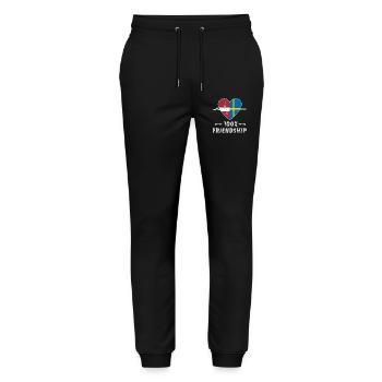 Lettland und Schweden 100% Freundschaft - Stanley/Stella Unisex Bio Jogginghose Mover  - Schwarz - Vorne - Marisol (170cm) & Nik (191cm)