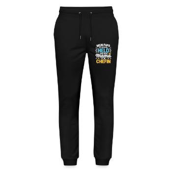 Mein Papa ist Held – aber Mama ist die Chefin - Stanley/Stella Unisex Bio Jogginghose Mover  - Schwarz - Vorne - Marisol (170cm) & Nik (191cm)