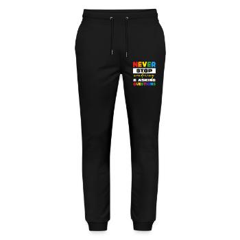 Nie Aufhören Fragen Stellen - Stanley/Stella Unisex Bio Jogginghose Mover  - Schwarz - Vorne - Marisol (170cm) & Nik (191cm)