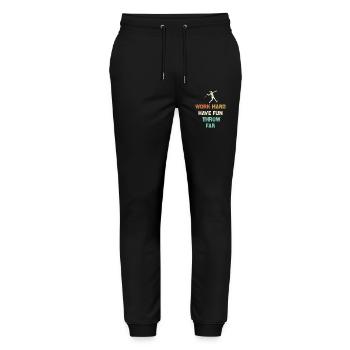 Work Hard, Throw Far Motif - Pantalon de jogging bio MOVER Stanley/Stella unisexe - noir - Devant - Marisol (170cm) & Nik (191cm)