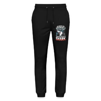 Sei immer du selbst, es sei denn, du kannst ein Hai sein - Stanley/Stella Unisex Bio Jogginghose Mover  - Schwarz - Vorne - Marisol (170cm) & Nik (191cm)