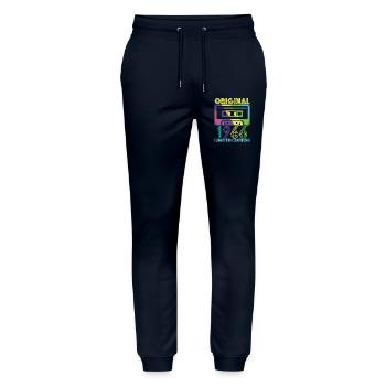 Originalkassette von 1966 60th Anniversary 60 Year Tee - Stanley/Stella Unisex Bio Jogginghose Mover  - Navy - Vorne - Marisol (170cm) & Nik (191cm)