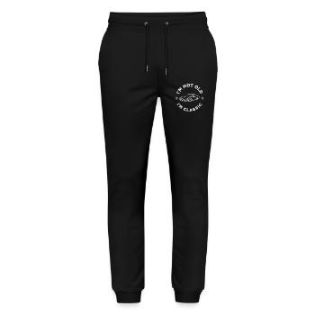 I’m Not Old I’m Classic Oldtimerliebe - Stanley/Stella Unisex Bio Jogginghose Mover  - Schwarz - Vorne - Marisol (170cm) & Nik (191cm)