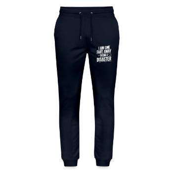 Ich bin nur noch einen Furz von einem Desaster entfernt. - Stanley/Stella Unisex Bio Jogginghose Mover  - Navy - Vorne - Marisol (170cm) & Nik (191cm)