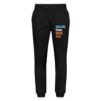 Bester Ehemann seit 2010 Geschenk-Ehemann - Stanley/Stella Unisex Bio Jogginghose Mover  - Schwarz - Vorne - Marisol (170cm) & Nik (191cm)