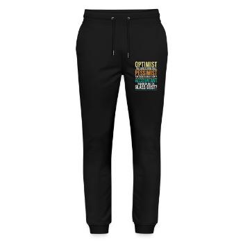 Optimist, das Glas ist halb voll, Pessimist. - Stanley/Stella Unisex Bio Jogginghose Mover  - Schwarz - Vorne - Marisol (170cm) & Nik (191cm)