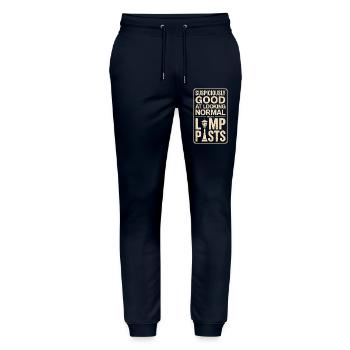 Normal an Laternen aussehen | Geocaching Humor - Stanley/Stella Unisex Bio Jogginghose Mover  - Navy - Vorne - Marisol (170cm) & Nik (191cm)