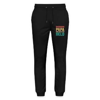 Papa Ehemann Grillheld Grillmeister Geschenk - Stanley/Stella Unisex Bio Jogginghose Mover  - Schwarz - Vorne - Marisol (170cm) & Nik (191cm)