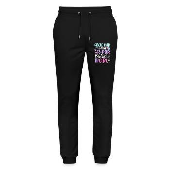 Papa fier de la fille d’anniversaire de la K-Pop - Pantalon de jogging bio MOVER Stanley/Stella unisexe - noir - Devant - Marisol (170cm) & Nik (191cm)