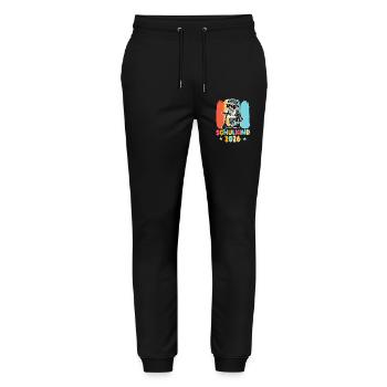 Einschulung Schulkind 2026 Junge Mädchen Waschbär - Stanley/Stella Unisex Bio Jogginghose Mover  - Schwarz - Vorne - Marisol (170cm) & Nik (191cm)