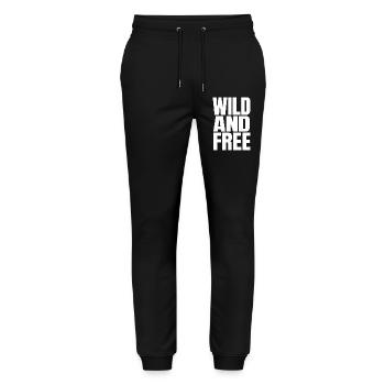 Wild And Free – Moderner Statement Typografie - Stanley/Stella Unisex Bio Jogginghose Mover  - Schwarz - Vorne - Marisol (170cm) & Nik (191cm)