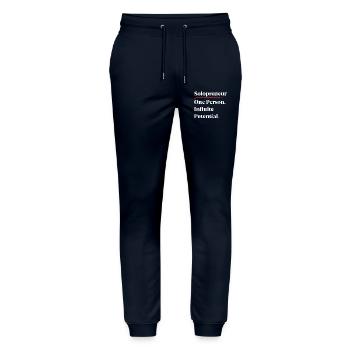 Solopreneur: Eine Person. Unendliches Potenzial. [W] - Stanley/Stella Unisex Bio Jogginghose Mover  - Navy - Vorne - Marisol (170cm) & Nik (191cm)