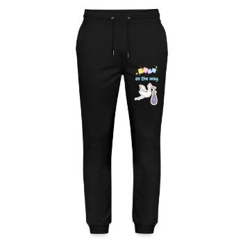 Baby on the way mit Storch 3 - blau - Stanley/Stella Unisex Bio Jogginghose Mover  - Schwarz - Vorne - Marisol (170cm) & Nik (191cm)
