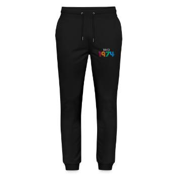 Seit 1974 | Vintage-Retro-Farbenes Jahr - Stanley/Stella Unisex Bio Jogginghose Mover  - Schwarz - Vorne - Marisol (170cm) & Nik (191cm)