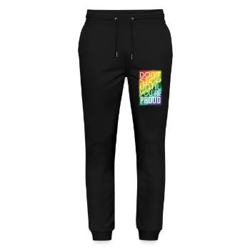 DON´T STOP UNTIL YOU´RE PROUD Regenbogen LGBTQ+ - Stanley/Stella Unisex Bio Jogginghose Mover  - Schwarz - Vorne - Marisol (170cm) & Nik (191cm)