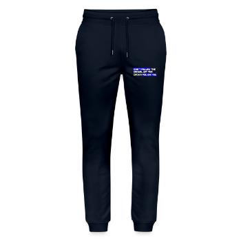 Folgen Sie nicht der Menge – lassen Sie das Publikum Ihnen folgen - Stanley/Stella Unisex Bio Jogginghose Mover  - Navy - Vorne - Marisol (170cm) & Nik (191cm)