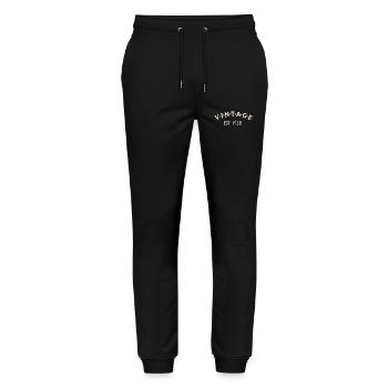 Jahrgang ist 1938 - Stanley/Stella Unisex Bio Jogginghose Mover  - Schwarz - Vorne - Marisol (170cm) & Nik (191cm)