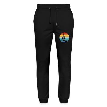 Windsurf Windsurfen Windsurfing Wassersport Surf - Stanley/Stella Unisex Bio Jogginghose Mover  - Schwarz - Vorne - Marisol (170cm) & Nik (191cm)