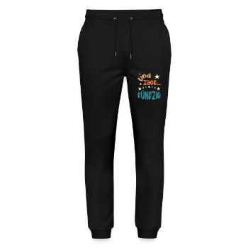 Und zack Fünfzig - Stanley/Stella Unisex Bio Jogginghose Mover  - Schwarz - Vorne - Marisol (170cm) & Nik (191cm)