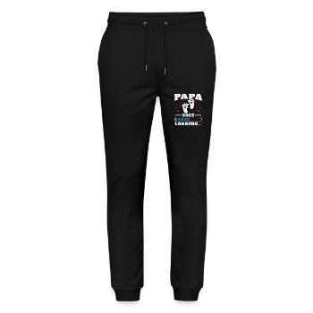 Papa 2025 Lustiges Vatertagsgeschenk Schwangere - Stanley/Stella Unisex Bio Jogginghose Mover  - Schwarz - Vorne - Marisol (170cm) & Nik (191cm)