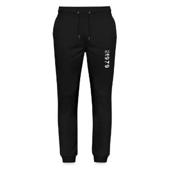 1979 Geburtstag Geschenkidee Vintage Edition - Stanley/Stella Unisex Bio Jogginghose Mover  - Schwarz - Vorne - Marisol (170cm) & Nik (191cm)