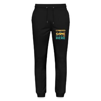 Ich habe mein Spiel pausiert – Gamer Humor - Stanley/Stella Unisex Bio Jogginghose Mover  - Schwarz - Vorne - Marisol (170cm) & Nik (191cm)
