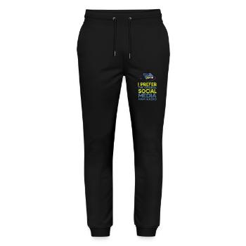 Amateur Original Social Media Amateurfunk - Stanley/Stella Unisex Bio Jogginghose Mover  - Schwarz - Vorne - Marisol (170cm) & Nik (191cm)