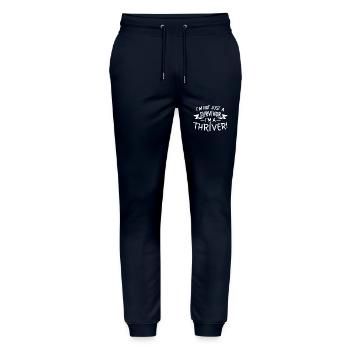Ich bin nicht nur ein Überlebender, ich bin ein Thriver! - Stanley/Stella Unisex Bio Jogginghose Mover  - Navy - Vorne - Marisol (170cm) & Nik (191cm)
