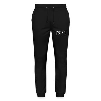 Jahrgang 1971 bis zur Perfektion gereift - Stanley/Stella Unisex Bio Jogginghose Mover  - Schwarz - Vorne - Marisol (170cm) & Nik (191cm)