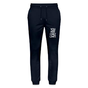 Du Bist Deine Einzige Grenze - Stanley/Stella Unisex Bio Jogginghose Mover  - Navy - Vorne - Marisol (170cm) & Nik (191cm)