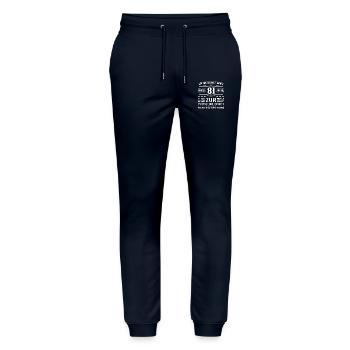 81 Jahre Geschenkidee zum 81 - Geburtstag - Stanley/Stella Unisex Bio Jogginghose Mover  - Navy - Vorne - Marisol (170cm) & Nik (191cm)