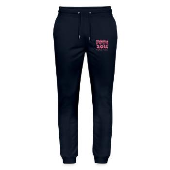 Geschenk zum 13. Geburtstag der Frau 2011 | Jahrgang 2011 - Stanley/Stella Unisex Bio Jogginghose Mover  - Navy - Vorne - Marisol (170cm) & Nik (191cm)