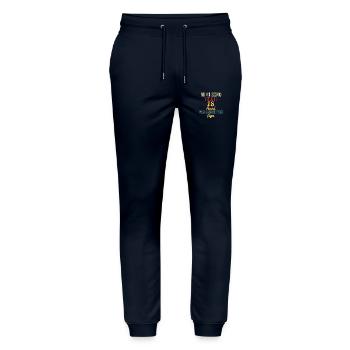 Ich habe 18 Jahre gebraucht, um so cool zu sein - Stanley/Stella Unisex Bio Jogginghose Mover  - Navy - Vorne - Marisol (170cm) & Nik (191cm)