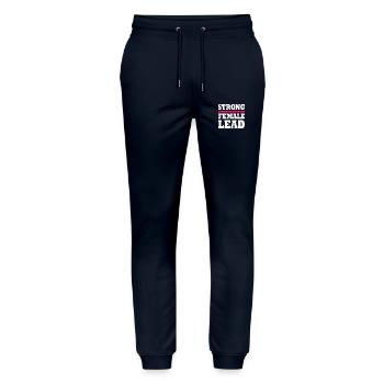 Strong female lead - Pantalon de jogging bio MOVER Stanley/Stella unisexe - marine - Devant - Marisol (170cm) & Nik (191cm)