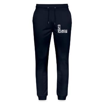 Legendär seit 2023 Geburtstagsgeschenk 2023 - Stanley/Stella Unisex Bio Jogginghose Mover  - Navy - Vorne - Marisol (170cm) & Nik (191cm)