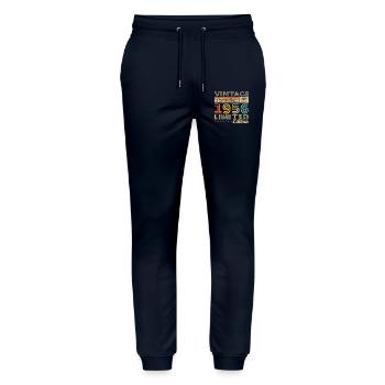 Vinatge 1956 Geburtstagsgeschenk - Stanley/Stella Unisex Bio Jogginghose Mover  - Navy - Vorne - Marisol (170cm) & Nik (191cm)