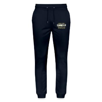 Vintage 1950er Vintage 1950er Jahre Geburtstagsgeschenk - Stanley/Stella Unisex Bio Jogginghose Mover  - Navy - Vorne - Marisol (170cm) & Nik (191cm)